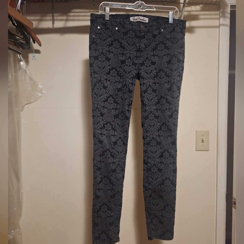 True Freedom Black Floral Jean Pants Size 13